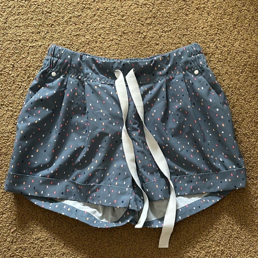 Vintage lululemon high rise shorts size 4 like new condition!!